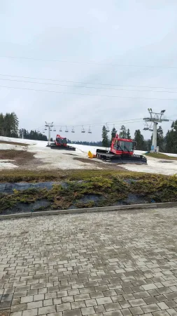 Dvě rolby na zbytcích sněhu u vleku v Bialce Tatrzanske na jaře