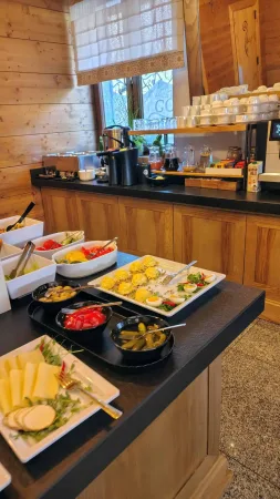 Snídaňový bufet s plátky sýra vejci a nakládanou zeleninou v hotelu