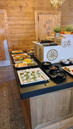 Snídaňový stůl s mozzarellou zeleninou a ovocem v horském hotelu