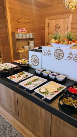 Sýrová tabule s mozzarellou a ovocem na snídaňovém bufetu v hotelu