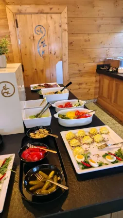 Snídaňový stůl se saláty okurkami a vajíčky v hotelovém bufetu