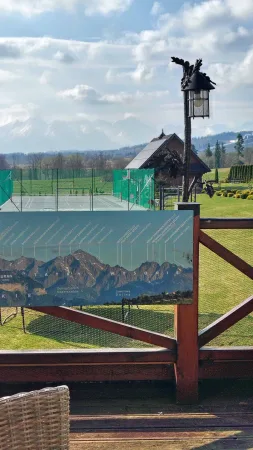 Tenisový kurt v zahradě hotelu s panoramatickým výhledem na Tatry