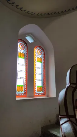 Barevné vitrážové okno s hvězdicovým motivem v hradní věži