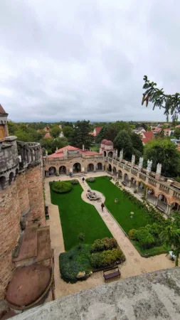 Pohled shora na travnaté nádvoří hradu a střechy města Székesfehérvár
