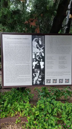 Informační panel s fotografiemi a textem o historii rodiny Bory Jenő
