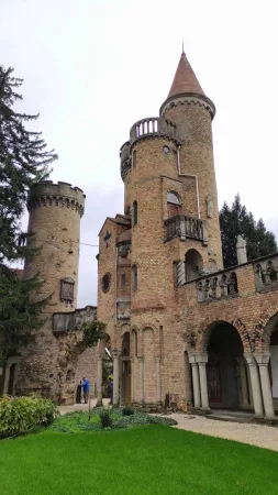 Návštěvníci procházejí nádvořím mezi věžemi hradu Bory vár