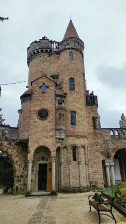 Vstupní věž hradu Bory vár se dřevěnými dveřmi a lavičkou
