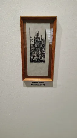 Černobílý dřevořez Prašné brány z roku 1978 zarámovaný v dřevěném rámu