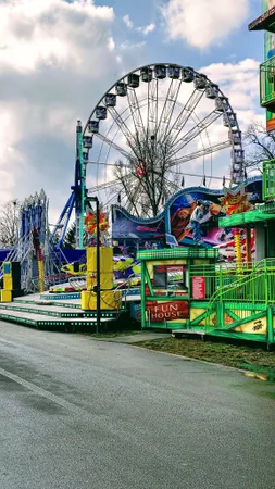 Lunapark s kolem a atrakcí