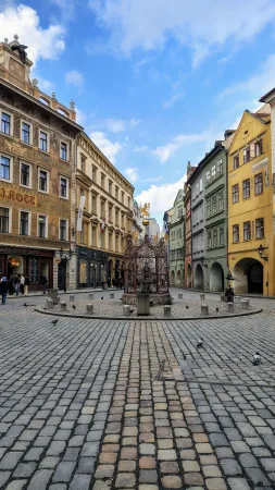 Malostraňské náměstí s kamennou dlažbou, historickou kašnou a barevnými fasádami