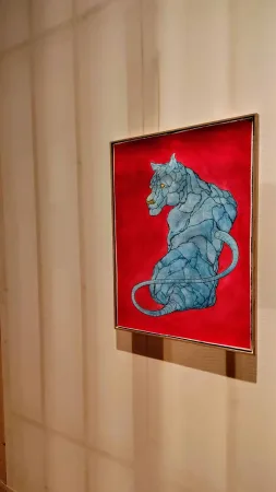 Modře malovaný tygr na červeném pozadí, malba na výstavě v galerii