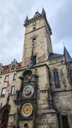 Pražský orloj a věž Staroměstské radnice zachycená z perspektivy zdola