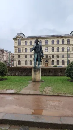 Socha na kamenném podstavci