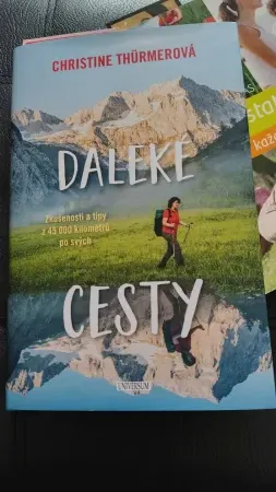 Kniha Daleké cesty od Christine Thürmerové ležící na stole