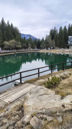 Jezero s výhledem na zasněžené hory