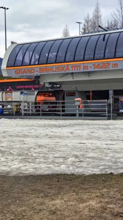 Vstupní stanice lanovky v lyžařském středisku Jasná