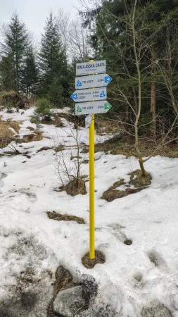 Turistický rozcestník k Mikulášské chatě na zasněžené stezce v Nízkých Tatrách