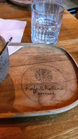 Dřevěný podnos s vypalovaným logem kavárny Kafe a Květina