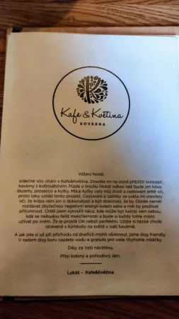 Uvítací text majitele Lukáše na stolku v kavárně Kafe a Květina