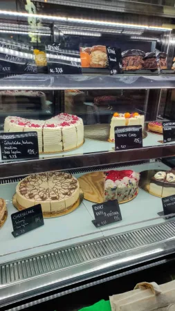 Chladicí vitrína plná dortů a zákusků v kavárně Kafe a Květina