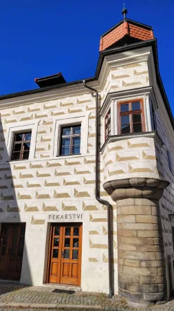 Historisches Haus mit Sgraffito-Fassade, Eckerker und der Aufschrift Bäckerei in Ledeč nad Sázavou