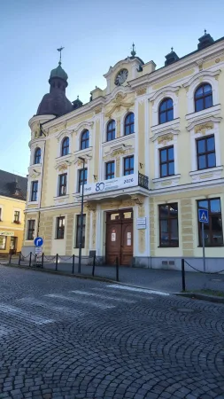 Gelbes historisches Gebäude mit Türmchen und reich verzierter Fassade am Platz in Ledeč nad Sázavou