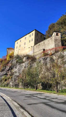 Die Burg von Ledeč auf einer Felsklippe über der Straße unter tiefblauem Himmel