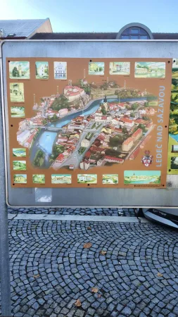 Infotafel mit einer illustrierten Karte der Stadt Ledeč nad Sázavou und kleinen Bildern der Sehenswürdigkeiten