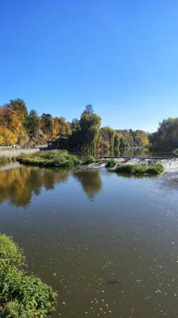 Wehr am Fluss Sázava in Ledeč nad Sázavou, umgeben von herbstlichen Bäumen und ruhigem Wasser