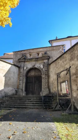 Steinportal mit Holztor und Stufen am Eingang zum Areal der Burg von Ledeč