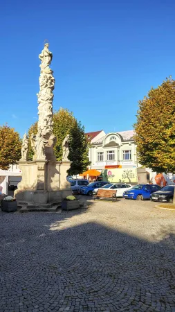 Barocke Pestsäule mit Figuren auf dem gepflasterten Platz in Ledeč nad Sázavou an einem sonnigen Tag