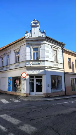 Eckhaus mit verziertem Giebel aus dem Jahr 1901 und einem Bekleidungsgeschäft im Zentrum von Ledeč