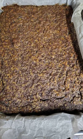 Pastel de amapola sin harina ni azúcar visto de lado