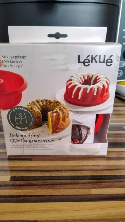 Krabice se silikonovými formami Lékué na mini bábovku s označením vhodné do horkovzdušné fritézy