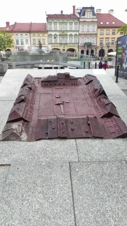 Bronzový reliéfní model historického centra města určený i pro nevidomé návštěvníky.