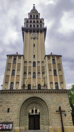 Pohled na celou fasádu katedrály svatého Mikuláše s hlavním vchodem a křížem.
