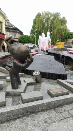 Bronzová socha psa Reksia, hrdiny slavného polského večerníčku, na náměstí.