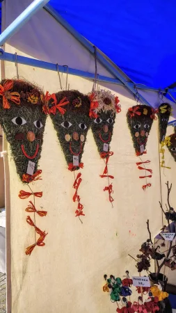 Ručně vyrobení draci zavěšené na stánku