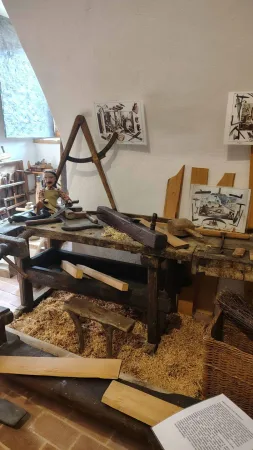 Expozice staré tesařské dílny s hoblicí a pilinami