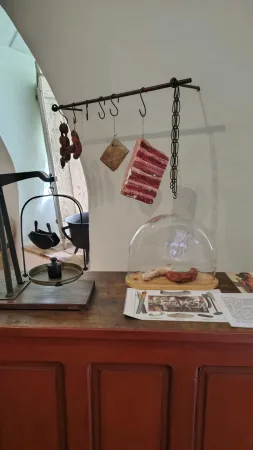 Historická expozice řeznictví s masem zavěšeným na háku