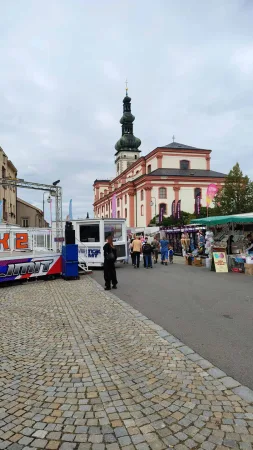 Hlavní náměstí v Polné s kostelem a pouťovými atrakcemi
