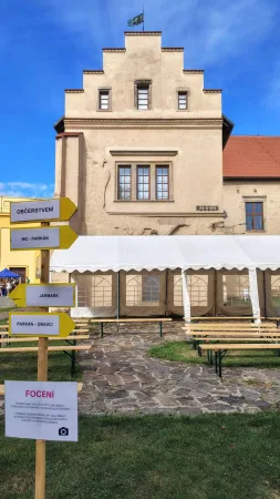 Dřevěné směrové cedule s nabídkou programu na hradním nádvoří