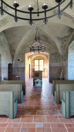 Kunštátský sál s dřevěnými lavicemi
