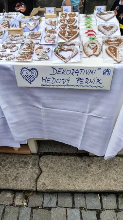 Zdobená medová perníková srdce vystavená na stánku