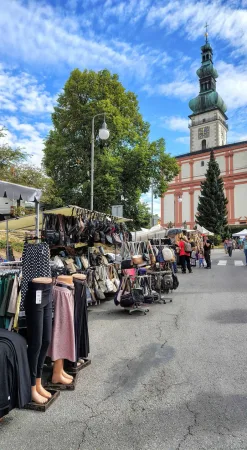 Husovo náměstí v Polné s věží kostela a stánky