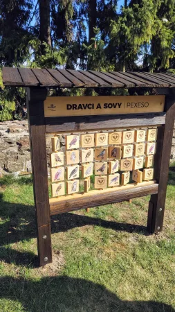 Dřevěné pexeso s obrázky dravců a sov pro děti