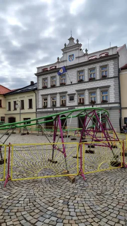 Historická budova radnice v Polné s erby na fasádě