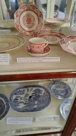 Sbírka anglického porcelánu vystavená ve skleněné vitríně