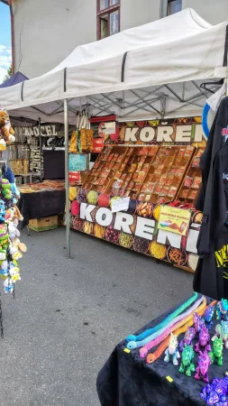 Dřevěný stánek plný sáčků s kořením a paprikou