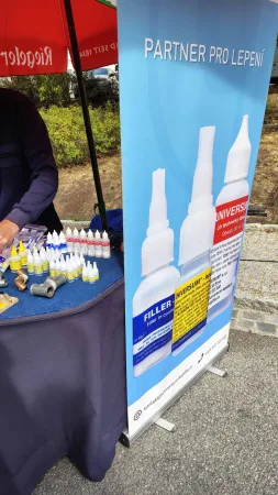 Prodejní stánek s lepidly na jarmarku